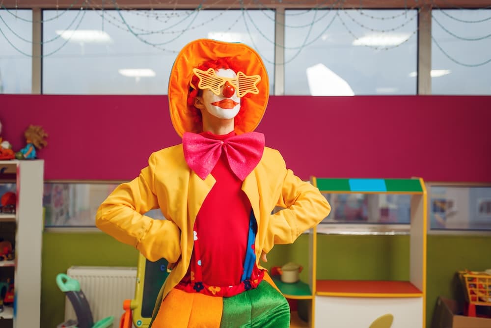 Wir helfen dir, lustige Clowns zu finden - Listando
