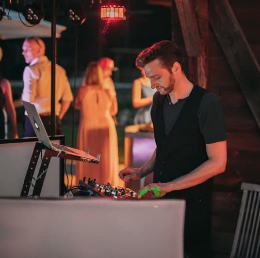 DJs Near Me: Book a DJ Today! - Listando